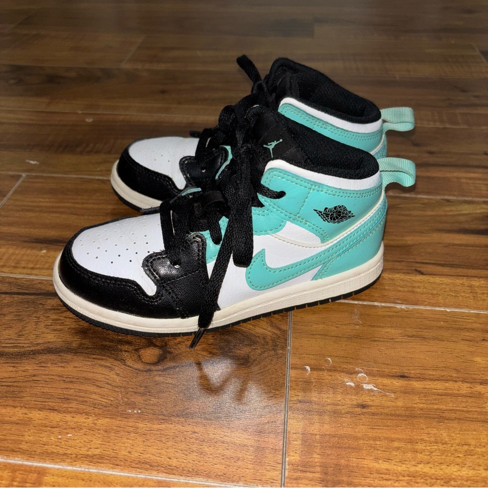 Nike Air Jordan 1 Mid in Tropical Twist